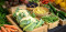 Présentation de fruits et légumes sur une table